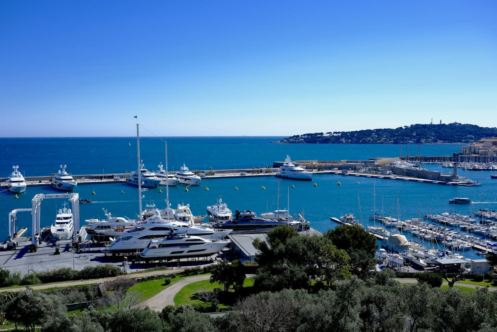 Le port Vauban d'Antibes et ses bateaux
